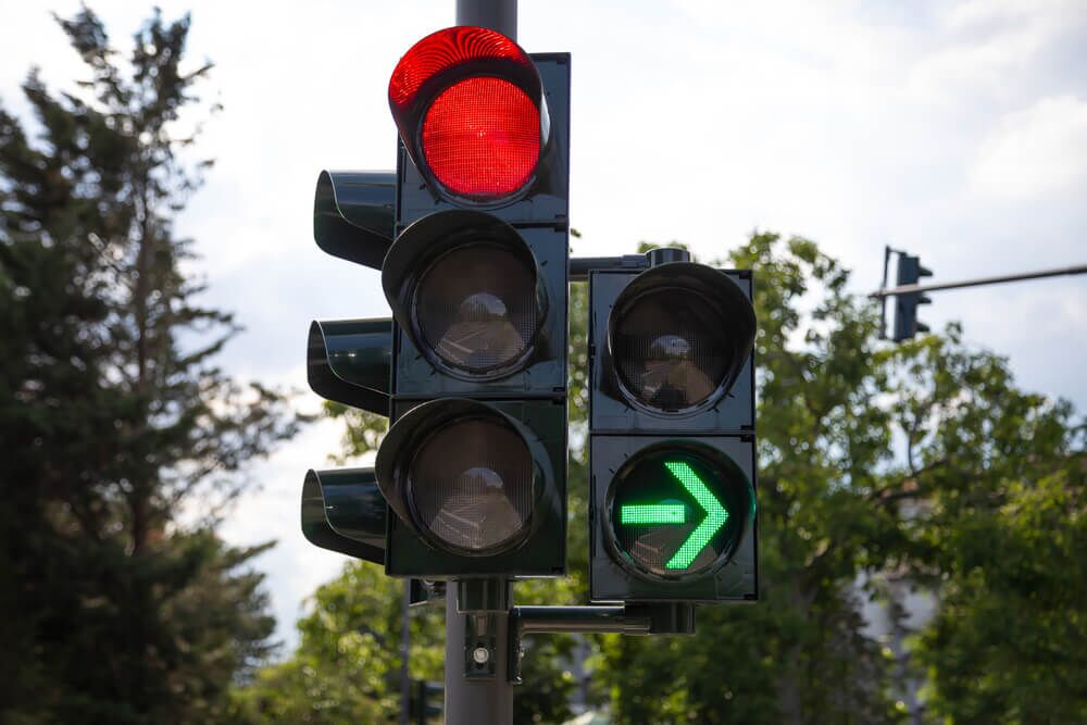 red traffic light with green arrow light up allow by law to turn right